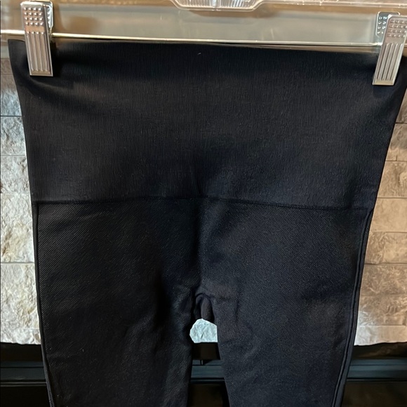 SPANX Black Leggings size XS/TP (3rd of 4) - Picture 3 of 10